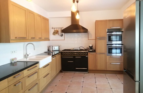 Vidauban Villa | Ideal Retreat for 10 with Pool, Ocean View & Playground
