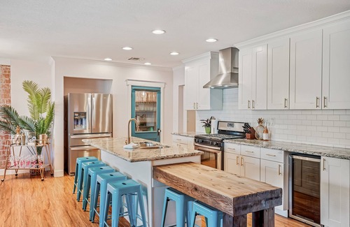 Arcadia Lite House | Prime Location Near Superbowl with Pool and Tiki Bar