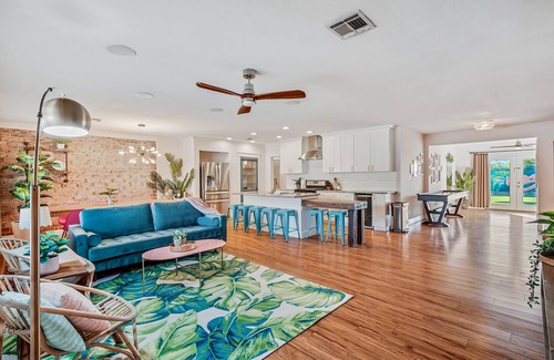 Arcadia Lite House | Prime Location Near Superbowl with Pool and Tiki Bar
