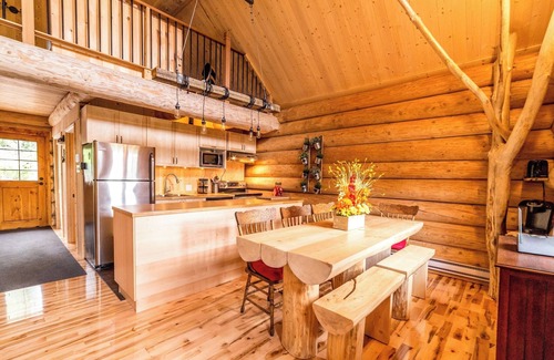 Mauricie Ski Chalet | Exceptional Log Cabin with Spa and Scenic Ocean Views