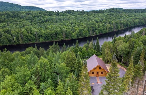 Mauricie Ski Chalet | Exceptional Log Cabin with Spa and Scenic Ocean Views