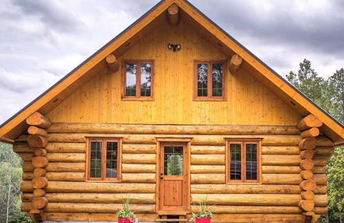 Mauricie Ski Chalet | Exceptional Log Cabin with Spa and Scenic Ocean Views
