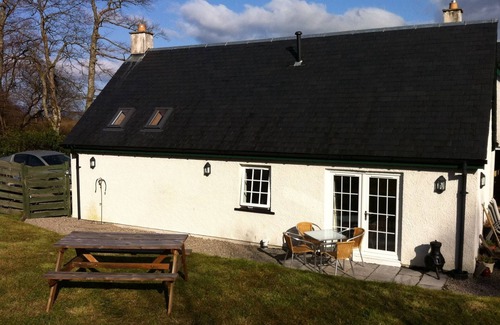 Helensburgh Cottage | Idyllic Retreat Near Loch Lomond with Oceanfront Amenities