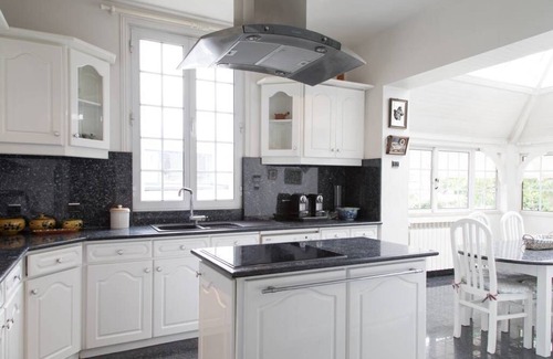Neuilly-Plaisance House | Elegant Mansion House in Millstone - Guest Rated 10/10