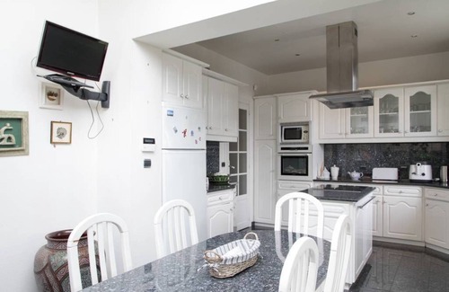 Neuilly-Plaisance House | Elegant Mansion House in Millstone - Guest Rated 10/10