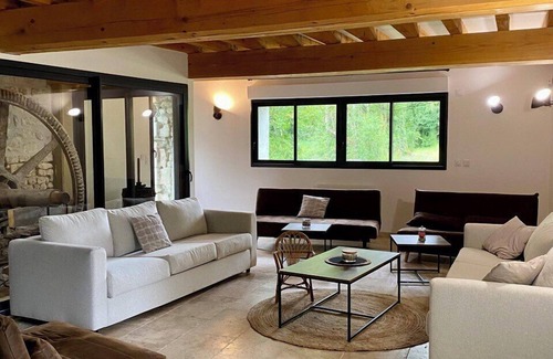 Chateau-Landon House | Pet-Friendly Retreat at Superb Mill - Château Landon