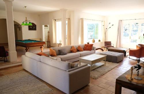 Mouries House | Prestigious Hotel with Pool, Tennis & Seminar Room in Mouries