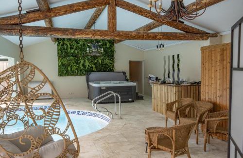 Mouries House | Prestigious Hotel with Pool, Tennis & Seminar Room in Mouries