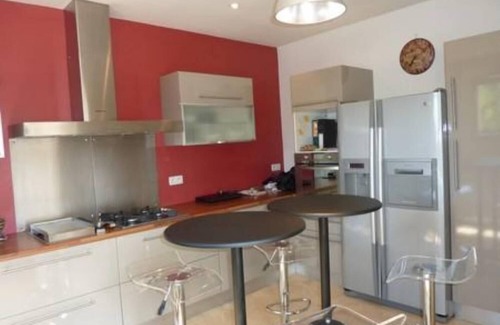 Morieres-les-Avignon Villa | Top-Rated Property with Pool and Ocean Views in Avignon