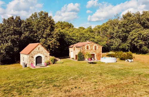 Frayssinet-le-Gelat Villa | Idyllic Restored Barn with Pool in Serene Clearing
