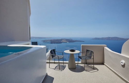 Firostefani Villa | Explore Villa Toraido: Cozy Suite with Outdoor Hot Tub