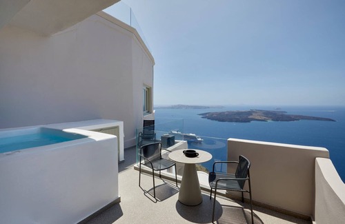 Firostefani Villa | Explore Villa Toraido: Cozy Suite with Outdoor Hot Tub
