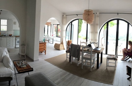 Competa Villa | Superb three bedroom south facing villa with lovely swimming pool.