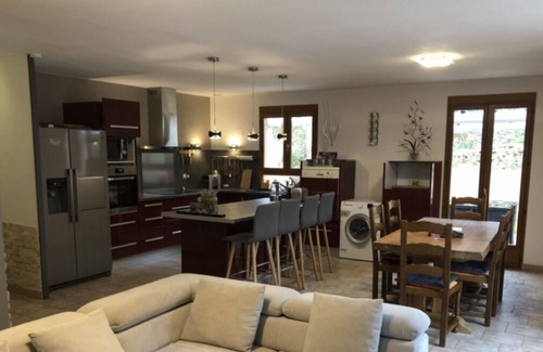 Cuges-les-Pins Villa | Superb Top of Villa les 2 pins 15Km from the Calanques Swimming pool + Jacuzzi.