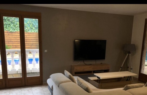 Cuges-les-Pins Villa | Superb Top of Villa les 2 pins 15Km from the Calanques Swimming pool + Jacuzzi.