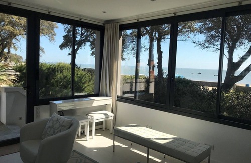 Noirmoutier-en-l'Ile Villa | Cozy Beachfront Villa with Stunning Ocean Views & Pool