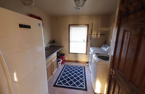 Comanche County Cabin | Scenic Lake Ellsworth Log Cabin: Pet & Child Friendly Stay