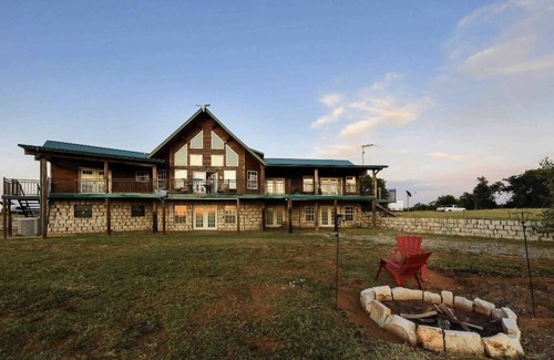 Comanche County Cabin | Scenic Lake Ellsworth Log Cabin: Pet & Child Friendly Stay