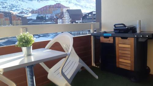 Bergers Apartment | Oceanfront Bliss: Pool, Smart TV & Projector Awaits