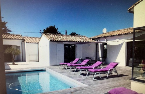 La Couarde-sur-Mer House | Inviting Villa with Heated Pool and Spa Amenities