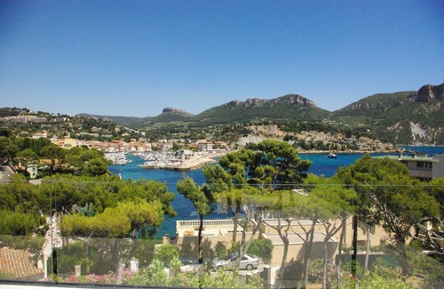 Cassis Villa | Inviting Villa for 16-18 Guests, Steps from the Beach!