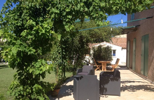 Grans Villa | Tranquil Villa with Private Pool and Garden for Families