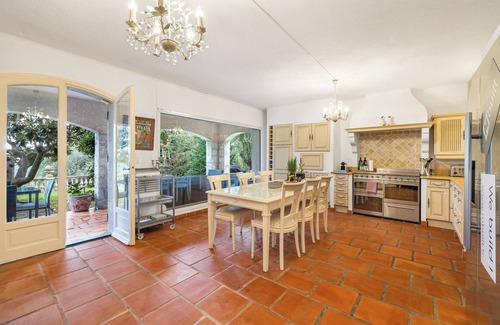 Mouans-Sartoux Villa | Superb villa with 5 bedrooms, 5 bathrooms, swimming pool and garden not overlooked