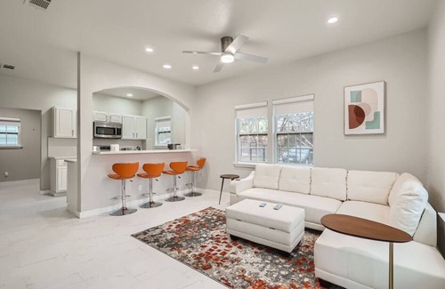 Foster Heights House | Modern Farm House Retreat with Breakfast & Family Amenities