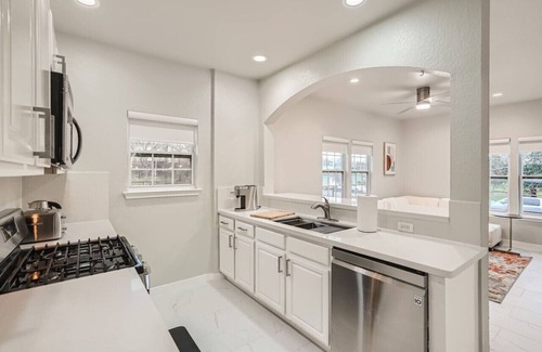 Foster Heights House | Modern Farm House Retreat with Breakfast & Family Amenities