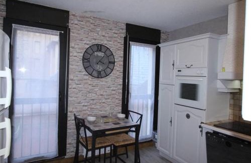 Bagneres-de-Luchon Apartment | Cozy Luchon 2-Room Cabin Near Ski Lifts with Wi-Fi