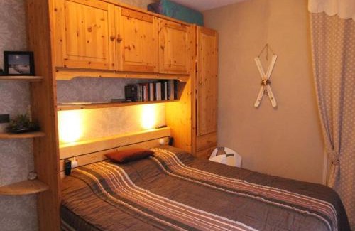 Bagneres-de-Luchon Apartment | Cozy Luchon 2-Room Cabin Near Ski Lifts with Wi-Fi