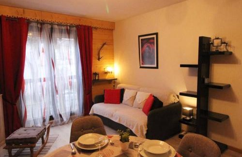 Bagneres-de-Luchon Apartment | Cozy Luchon 2-Room Cabin Near Ski Lifts with Wi-Fi