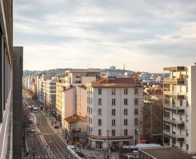 8th Arrondissement Apartment | Bright Two-Room Apartment with Parking in Casa Lyon