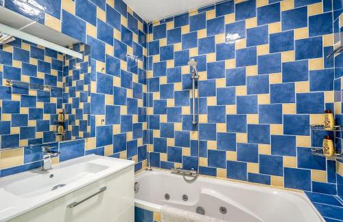 8th Arrondissement Apartment | Bright Two-Room Apartment with Parking in Casa Lyon