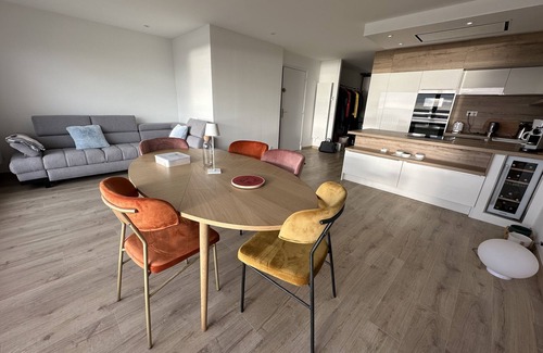 Hardelot-Plage Apartment | Cozy Oceanfront Retreat with Spectacular Sea Views