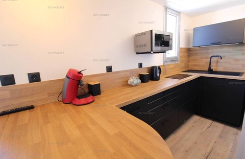 Saint-Pierre-la-Mer Apartment | Beachfront T3 Apartment with Outdoor Space, Rated 10/10