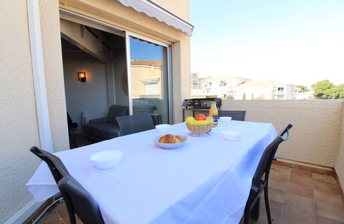 Saint-Pierre-la-Mer Apartment | Beachfront T3 Apartment with Outdoor Space, Rated 10/10