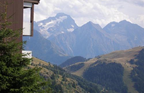 Eclose-Ouest Apartment | Stunning Apartment with Balcony & Ski-In Access