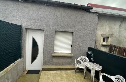 Paroy-sur-Tholon Apartment | Beautiful Terrace Apartment with WiFi - Pet Friendly Stay