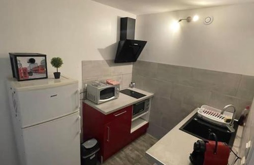 Paroy-sur-Tholon Apartment | Beautiful Terrace Apartment with WiFi - Pet Friendly Stay
