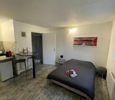Paroy-sur-Tholon Apartment | Beautiful Terrace Apartment with WiFi - Pet Friendly Stay
