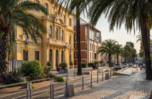 Giens Apartment | Cozy Oceanfront Apartment Steps from the Beach