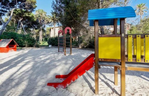 Giens Apartment | Cozy Oceanfront Apartment Steps from the Beach