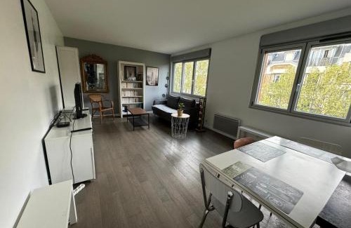 Combat Apartment | Elegant Apartment in Central Paris Near Buttes Chaumont