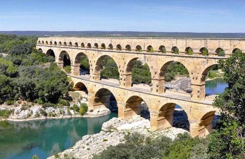 Besseges Apartment | Delightful Apartment Near the River with Breakfast & Pets Allowed
