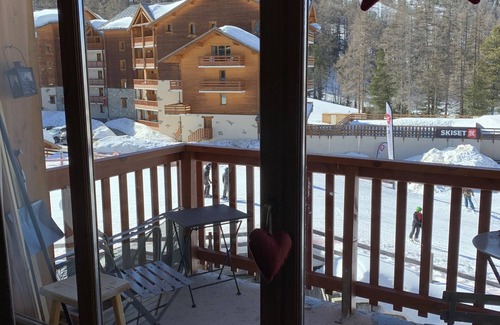 Les Claux Apartment | Inviting Duplex Steps from the Slopes, Family-Friendly Stay