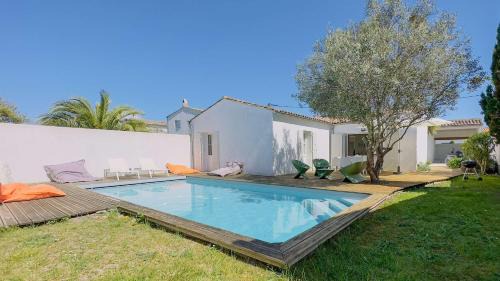 Saint-Clement-des-Baleines Villa | Beautiful Villa with Pool in Enchanting Village Retreat