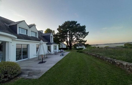Locmariaquer Villa | Beautiful Coastal Home with Pet-Friendly Amenities
