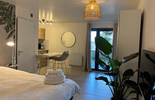 Couzon-au-Mont-d'Or House | Trendy Zen Studio Near Lyon - Guest Rated 9.2/10