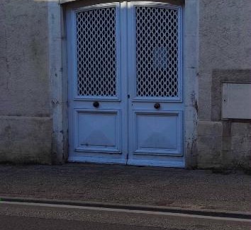 Arbois Apartment | Cozy Studio in Residence on Rue de Courcelles